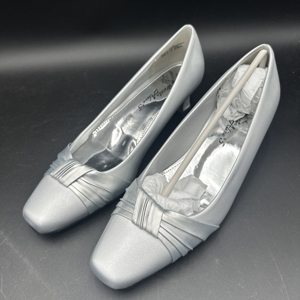 Easy Street Womens Size 8.5 Wide Waive Spool Heel Pumps Silver Satin